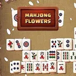 Bräde med staplade mahjong-brickor omgivna av rosa blommor och fallande kronblad