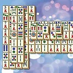 En stapel med brickor med olika symboler och färger arrangerade i ett rektangulärt mönster mot en suddig bakgrund