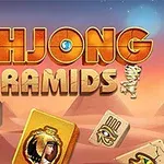 Texten MAHJONG PYRAMIDS med ökenbakgrund och pyramider, tillsammans med mahjong-brickor med egyptiska symboler