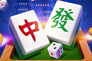 Två mahjongbrickor med kinesiska tecken och en tärning på en grön yta, mot en bakgrund av nattliga silhuetter
