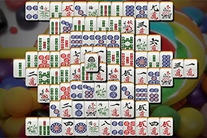 Mahjong-brickor är ordnade i ett staplat mönster med olika kinesiska symboler och karaktärer på en färgglad bakgrund