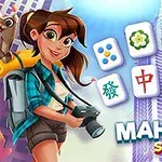 Tecknad flicka med kamera och ryggsäck framför skyskrapor med mahjongbrickor i bakgrunden