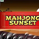 Röd banderoll med texten MAHJONG SUNSET mot en bakgrund av en solnedgång och gräs i förgrunden