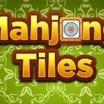 Texten Mahjong Tiles i guldiga bokstäver mot en grön dekorerad bakgrund