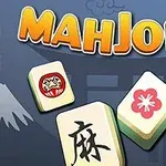 Tre Mahjong-brickor med olika symboler och texten MAHJONG i stora bokstäver ovanför, med en blågrå bakgrund