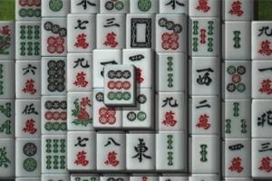 Ett arrangemang av mahjongbrickor med kinesiska tecken och symboler i rött, grönt och svart