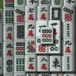 Ett arrangemang av mahjongbrickor med kinesiska tecken och symboler i rött, grönt och svart