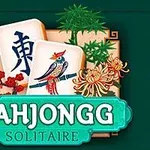 Två mahjong-brickor med en fågel och en kinesisk symbol, omgivna av blommor och bambu, med texten Mahjongg Solitaire under