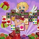 En söt kerub med blont hår och vingar bland färgglada presenter och spelbrickor med hjärt- och blommotiv mot en lila hjärtmönstrad bakgrund