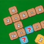 Bruna och gula brickor med siffror och matematiska symboler på en grön yta