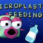 Tecknad fisk med stora ögon omgiven av skräp som plastflaska och skiva, mot en blå bakgrund med texten Microplastics Feeding