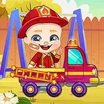 Två barn i en trädgård leker med en brandbil, där det ena barnet bär en brandmanshatt