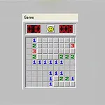 Digitalt spelbräde med siffror och rutor i ett rutnät, samt digitala räknare och en smiley-ikon ovanför