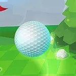 Golfboll svävar nära ett hål med flagga på en grön bana omgiven av träd