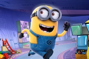 En gul minion i blåa hängselbyxor springer glatt i ett färgglatt och futuristiskt rum med leksaker och kuber i bakgrunden