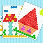 Tre färgglada mosaikbilder med hexagonala bitar visar olika motiv, inklusive ett hus, en blomma och ett fordon, på en randig blå bakgrund