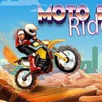 En motorcyklist i hjälm kör över en sandig terräng med skyskrapor i bakgrunden, under en klarblå himmel