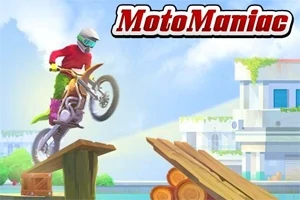 En motorcykelförare utför ett hopp över en ramp i ett färgglatt landskap med byggnader i bakgrunden