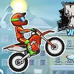 En tecknad motorcykelförare i röd dräkt kör en motorcykel genom en vinterstad med snöklädda hustak och en julgran