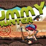 Tecknad kvinna med vapen står framför texten MUMMY HUNTER i en ökenliknande miljö med måltavlor i bakgrunden