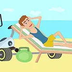 Man ligger på en solstol vid stranden omgiven av träningsutrustning