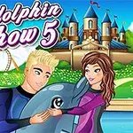 Två människor klädda i våtdräkter kramar en delfin framför en fantasifull bakgrund med ett slott och en berg-och-dalbana