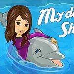 Tecknad bild av en kvinna som rider på en delfin i blått vatten med texten My Dolphin Show