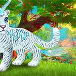 Vit tigerunge med blå ögon och ett glittrande horn, stående på gräs med en färgglad skog i bakgrunden