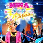 Tecknad popstjärna med blont hår och rosa kavaj poserar på scen med gitarr framför en entusiastisk publik och färgglada ljuseffekter