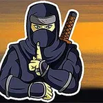 Tecknad ninja i mörk dräkt som håller fingret framför munnen mot en solnedgångsbakgrund