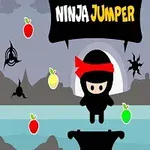 En tecknad ninja-figur med röd pannband hoppar på en plattform omgiven av frukter och kaststjärnor mot en bergig bakgrund