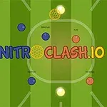 Nitro Clash io text med färgade bollar på en grön spelplan