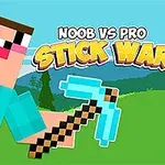 En glad pixelkaraktär i blå skjorta håller en blå hacka framför en grönskande bakgrund med texten Noob vs Pro Stick War