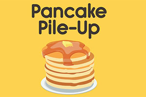 En hög med pannkakor med sirap och smör ovanpå, mot en gul bakgrund med texten Pancake Pile-Up