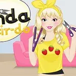 Blond kvinna med gul t-shirt och hårrosett håller i lila hårverktyg framför en rosa soffa, med en logotyp med en panda och saxar bredvid