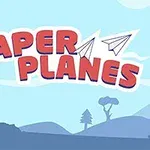 Texten PAPER PLANES i rött med vita kanter över en blå bakgrund med silhuetter av träd och berg