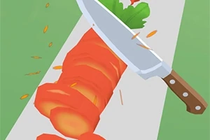 En stor kniv skär genom en morot som ligger på en skärbräda med grönsaker i bakgrunden