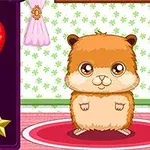 En söt hamster står på en rosa matta i ett rum med gröna blommiga tapeter, bredvid ballonger och en guldstjärna