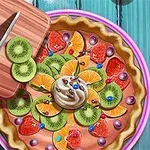 En dekorativ frukttårta med skivade kiwifrukter, apelsiner, jordgubbar och grädde på ett träbord