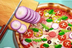 En pizza toppad med skinka, tomater, oliver, basilika och svamp bredvid en skärbräda med skivade rödlökar