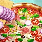 En pizza toppad med skinka, tomater, oliver, basilika och svamp bredvid en skärbräda med skivade rödlökar