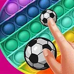 En hand pekar på en fotboll på en färgglad pop it-leksak med en rosa bakgrund