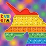 En regnbågsfärgad enhörning i pop it-form på en färgglad, prickig bakgrund med texten Pop It vs Spinner