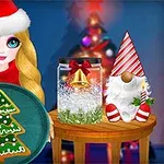 Ung kvinna med tomteluva håller en tallrik med en julgranskaka, bredvid ett bord med en glasburk och en juldekoration