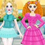 Två tecknade kvinnor står bredvid varandra; den ena i en turkos outfit med blont lockigt hår och en väska, den andra i en rosa klänning med rött lockigt hår och blommor i håret