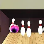En bowlingklot träffar en kägla bland fem uppradade käglor på en bowlingbana