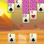 Kortspel mot bakgrund av pyramider i en öken