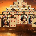 Pyramid av spelkort med illustrationer av figurer mot en kvällshimmel
