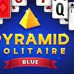 Texten PYRAMID SOLITAIRE BLUE mot en blå bakgrund med spelkort i bakgrunden och en gul pyramid i mitten