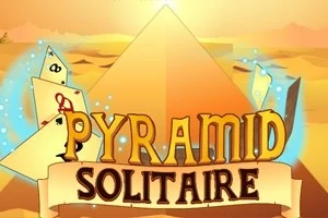 Pyramider och spelkort i en ökenmiljö med texten PYRAMID SOLITAIRE